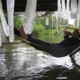 Под мостом в гамаке