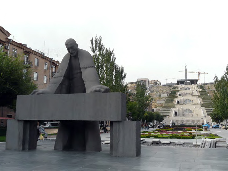 Памятник Александру Таманяну главному архитектору Еревана